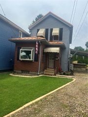 223 Hoeveler, Springdale Boro, PA 15144