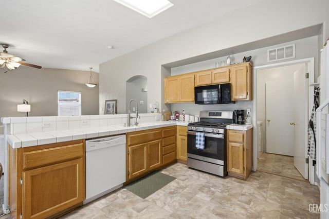 5716 March Meadows Way, Bakersfield, CA 93313
