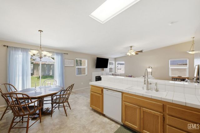 5716 March Meadows Way, Bakersfield, CA 93313