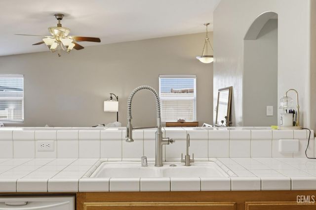 5716 March Meadows Way, Bakersfield, CA 93313
