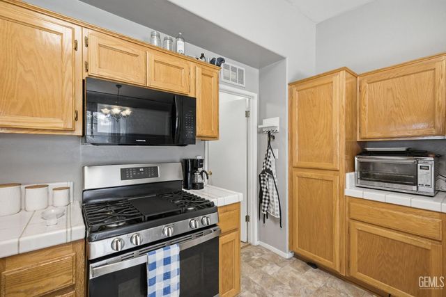 5716 March Meadows Way, Bakersfield, CA 93313