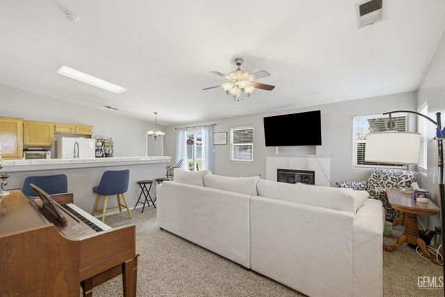 5716 March Meadows Way, Bakersfield, CA 93313