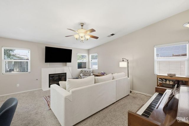 5716 March Meadows Way, Bakersfield, CA 93313