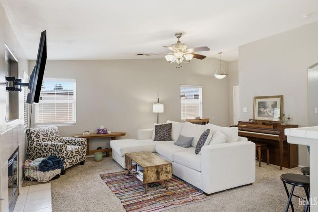 5716 March Meadows Way, Bakersfield, CA 93313