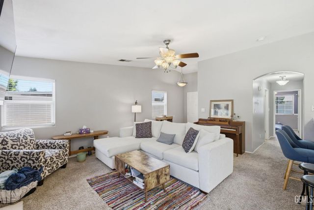 5716 March Meadows Way, Bakersfield, CA 93313