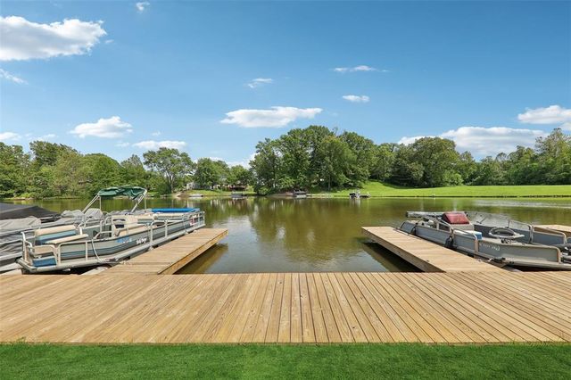 527 W Lake Drive, Edwardsville, IL 62025