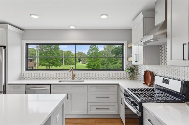 527 W Lake Drive, Edwardsville, IL 62025