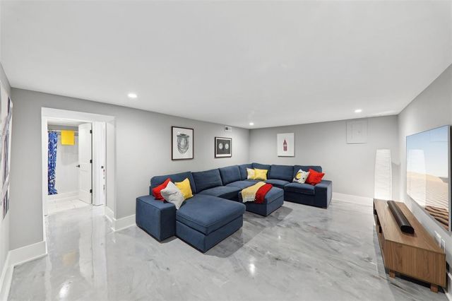 527 W Lake Drive, Edwardsville, IL 62025