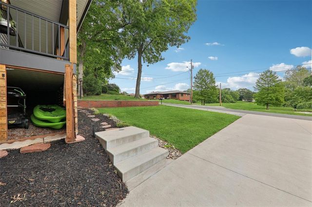 527 W Lake Drive, Edwardsville, IL 62025