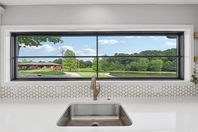 527 W Lake Drive, Edwardsville, IL 62025