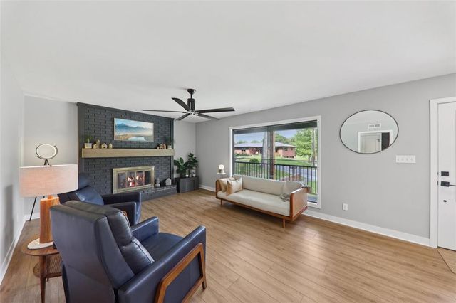527 W Lake Drive, Edwardsville, IL 62025