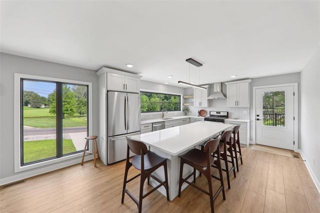 527 W Lake Drive, Edwardsville, IL 62025