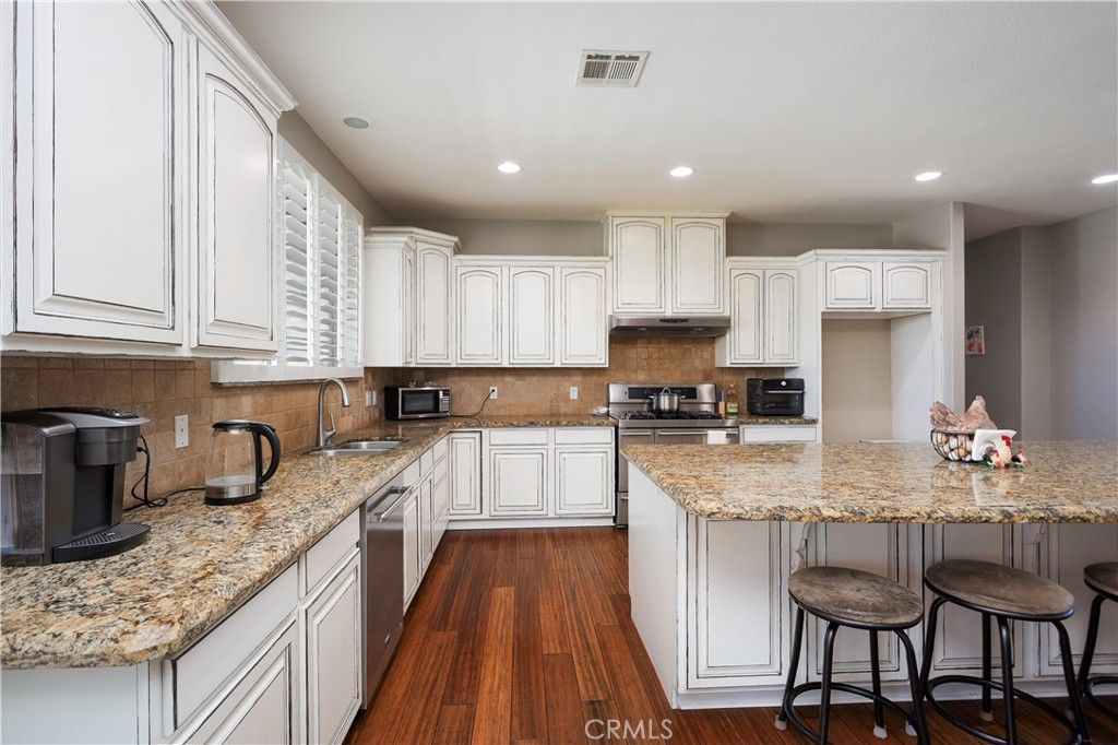 Image 10 of property listing at 42561 25th W, Lancaster, CA 93536