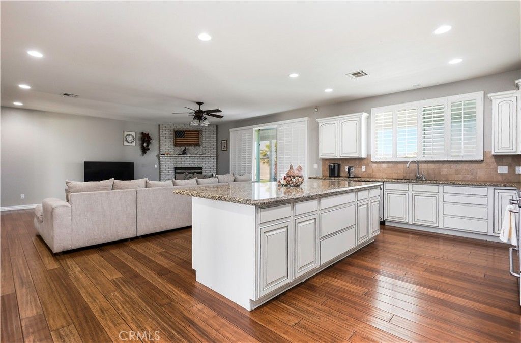 Image 11 of property listing at 42561 25th W, Lancaster, CA 93536