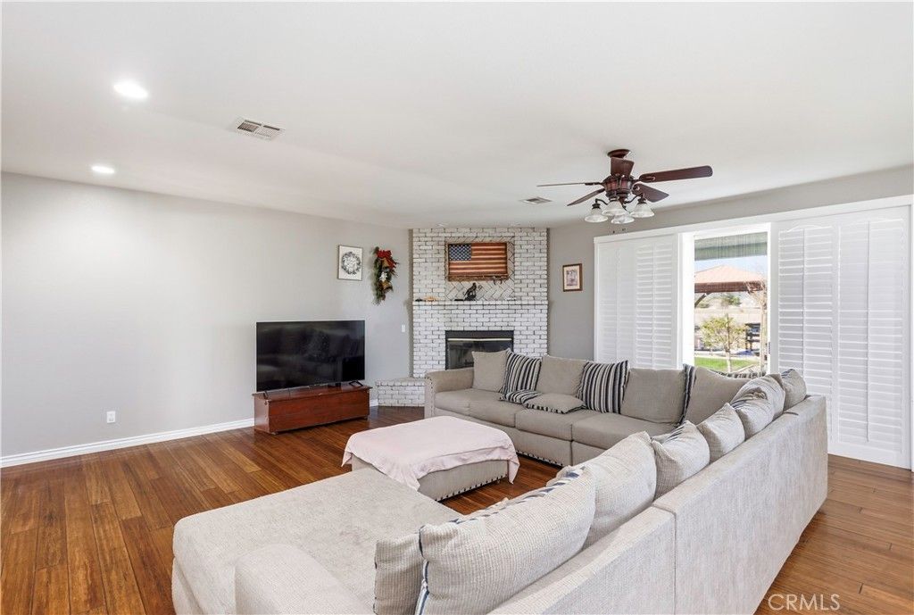 Image 12 of property listing at 42561 25th W, Lancaster, CA 93536