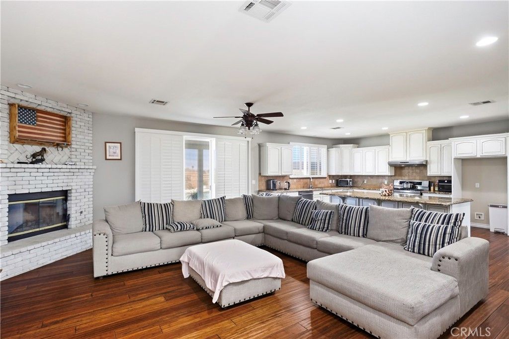 Image 13 of property listing at 42561 25th W, Lancaster, CA 93536