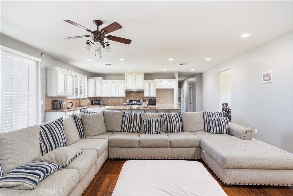 Image 14 of property listing at 42561 25th W, Lancaster, CA 93536