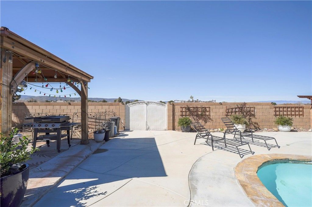 Image 37 of property listing at 42561 25th W, Lancaster, CA 93536