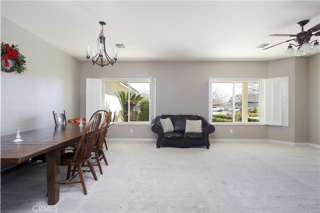 Image 7 of property listing at 42561 25th W, Lancaster, CA 93536