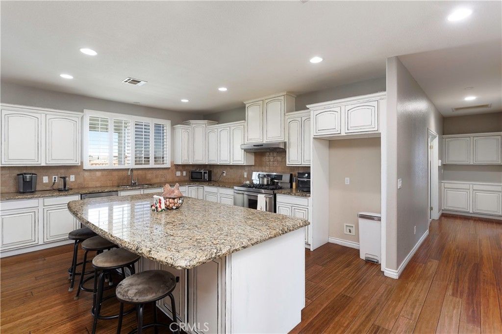 Image 8 of property listing at 42561 25th W, Lancaster, CA 93536