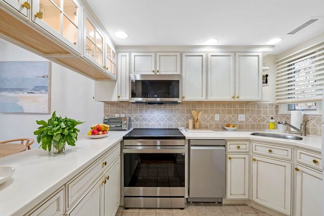 2 Brackett Brackett Pl B, Marblehead, MA 01945