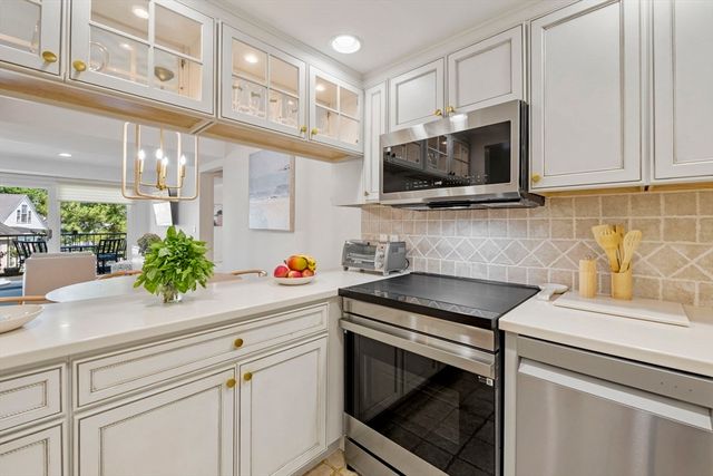 2 Brackett Brackett Pl B, Marblehead, MA 01945