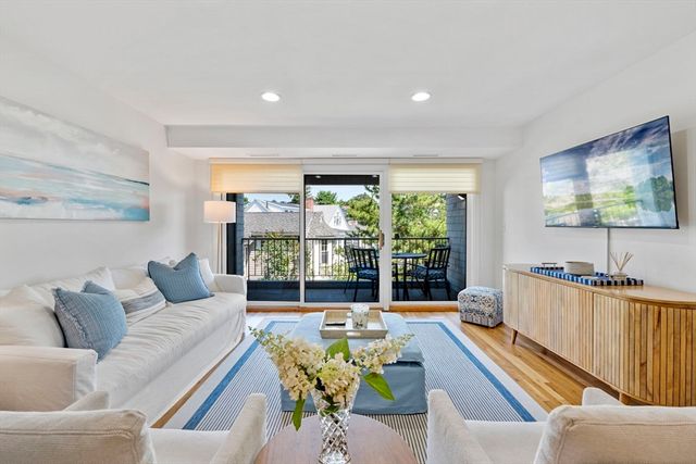 2 Brackett Brackett Pl B, Marblehead, MA 01945