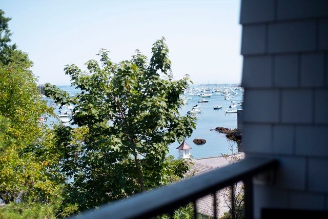 2 Brackett Brackett Pl B, Marblehead, MA 01945