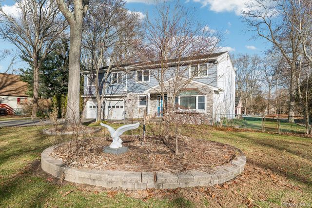 98 Auborn Avenue, Shirley, NY 11967