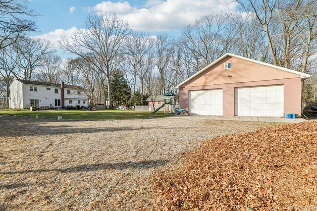 98 Auborn Avenue, Shirley, NY 11967