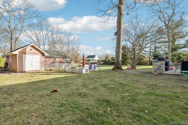 98 Auborn Avenue, Shirley, NY 11967