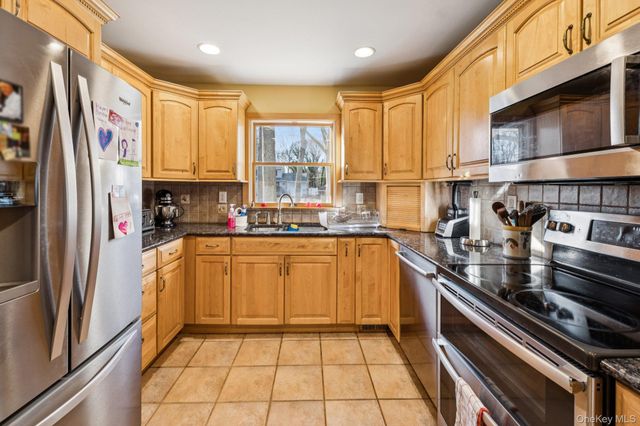 98 Auborn Avenue, Shirley, NY 11967