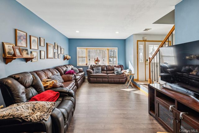 98 Auborn Avenue, Shirley, NY 11967