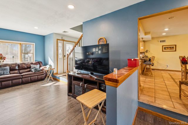 98 Auborn Avenue, Shirley, NY 11967