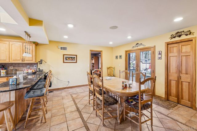 98 Auborn Avenue, Shirley, NY 11967