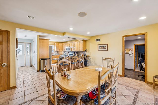 98 Auborn Avenue, Shirley, NY 11967