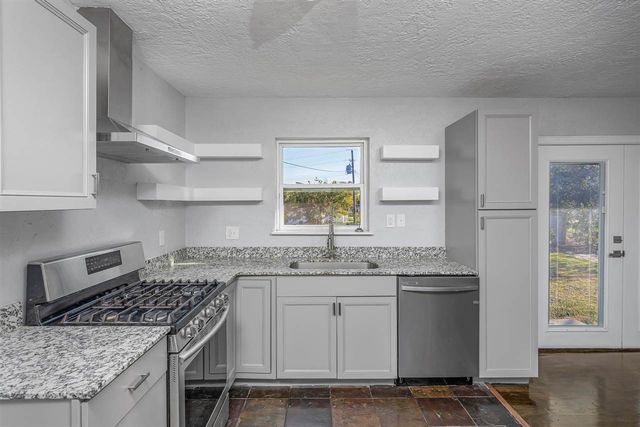 1707 NW 44th St, Lawton, OK 73505