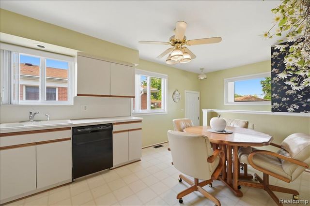 5918 N Lafayette Street, Dearborn Heights, MI 48127