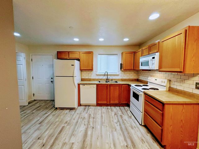 995 Nw Maggie Ct, Mountain Home, ID 83647