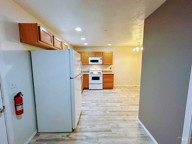 995 Nw Maggie Ct, Mountain Home, ID 83647