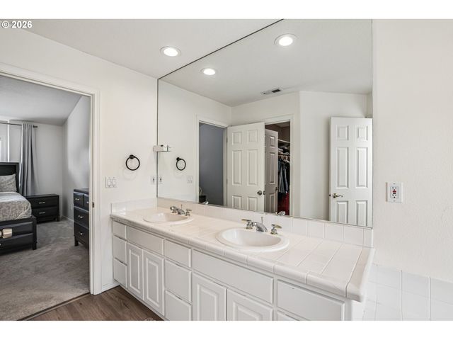 9730 Se PLOVER Dr, Happy Valley, OR 97086