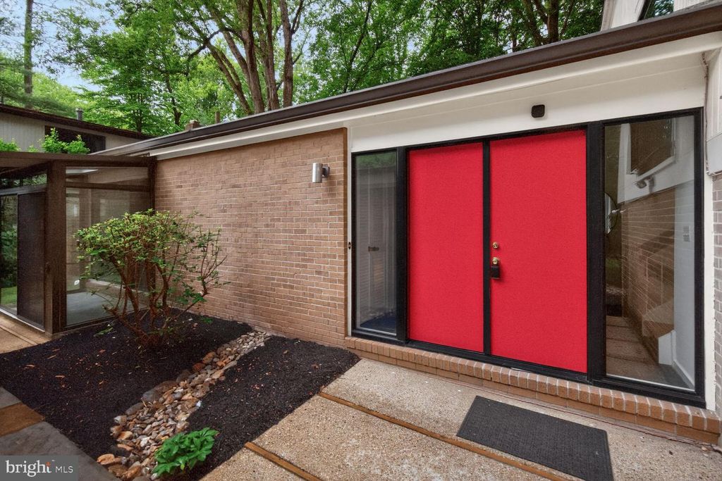 Image 4 of property listing at 7036 BUXTON TER, Bethesda, MD 20817