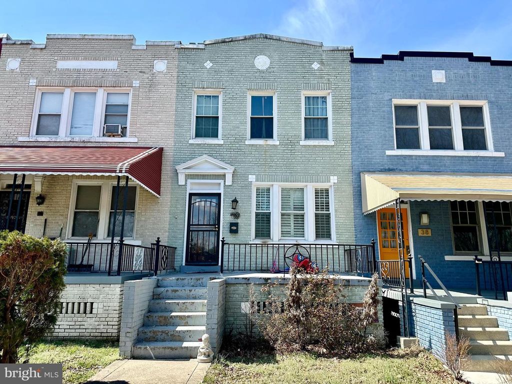 39 SHERMAN CIR NW, Washington, DC 20011