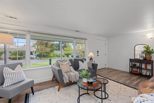 16142 Midvale Avenue N, Shoreline, WA 98133