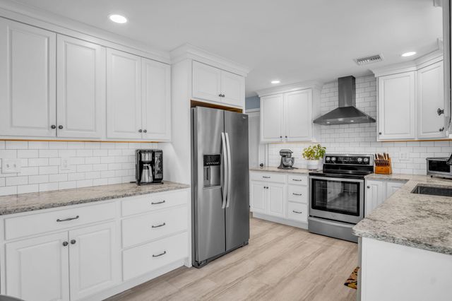 81 PEACH AVE, Hershey, PA 17033
