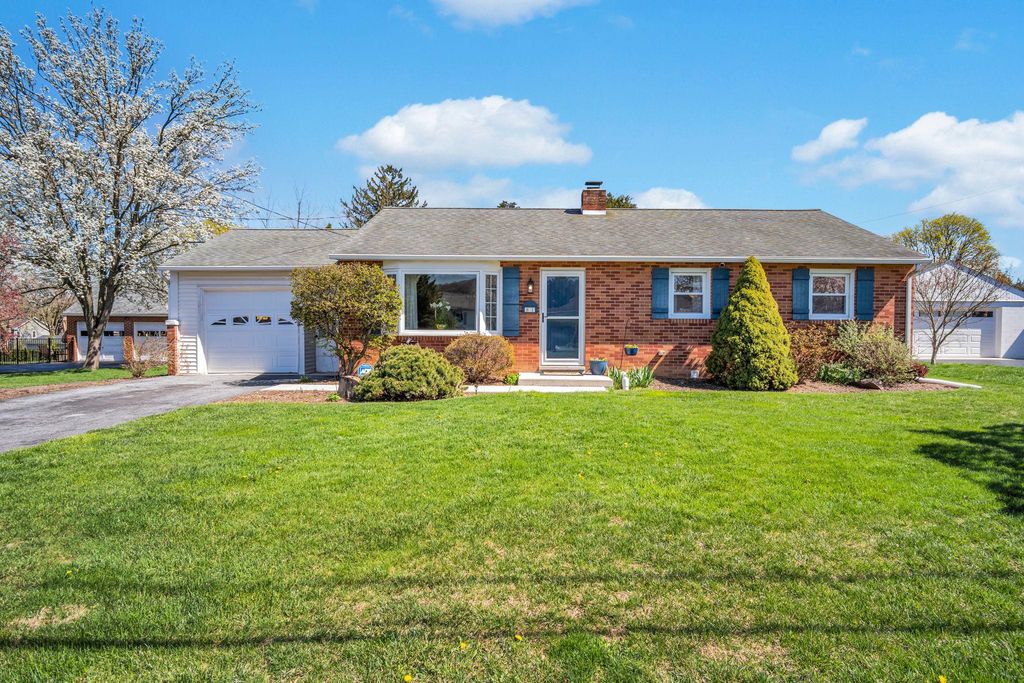 81 PEACH AVE, Hershey, PA 17033
