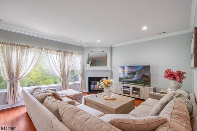 8023 Brittany Dr, Wayne Twp., NJ 07470