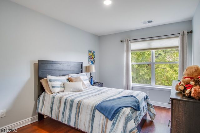 8023 Brittany Dr, Wayne Twp., NJ 07470