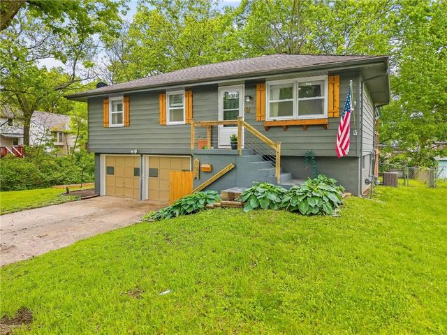 825 SW PLEASANT Drive, Lee's Summit, MO 64081