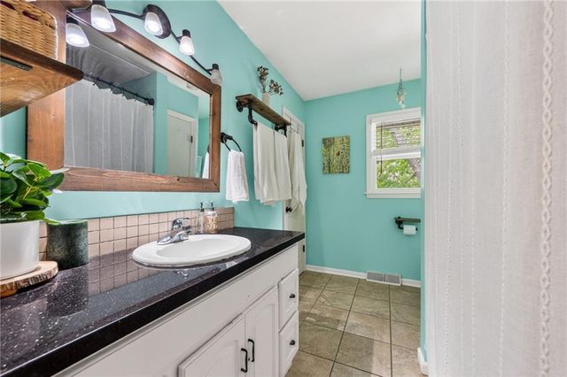 825 SW PLEASANT Drive, Lee's Summit, MO 64081